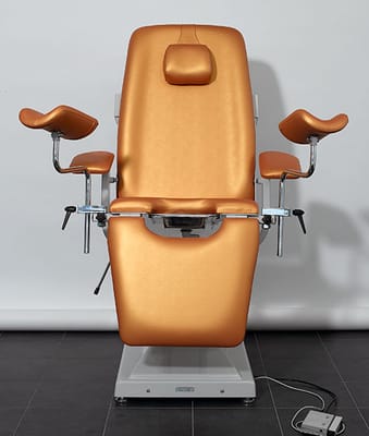 Тапицирани опори за крака, подлакътници и облегалка за глава за гинекологичен стол