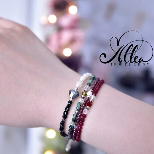 снимка с ръка на гривна Персефона