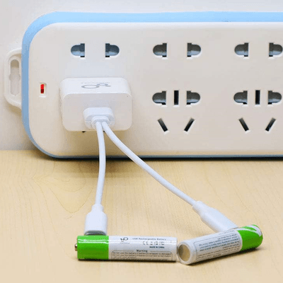 Две AA батерии се зареждат директно от USB зарядно в контакта