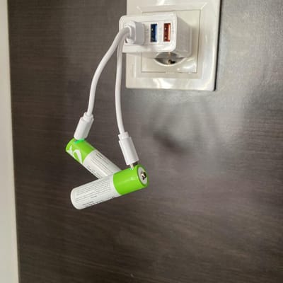 Две ползвани презареждаеми AA батерии, включени в USB контакт