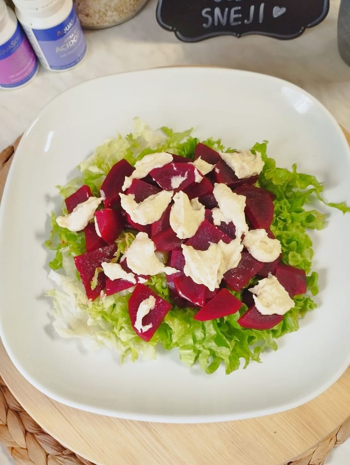 Лека салата с печено/варено червено цвекло и веган рикота