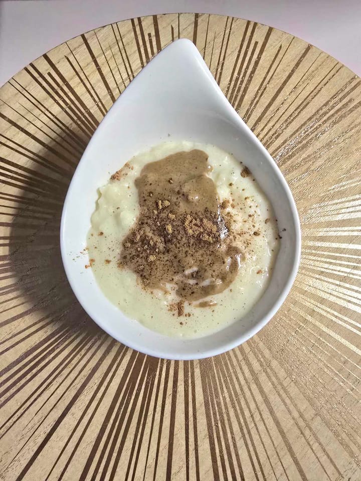 Топла оризова закуска с ядково мляко, тахан и канела