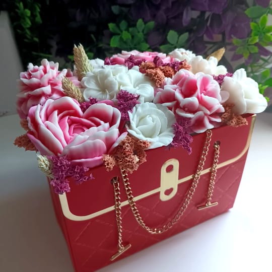 Ароматен букет в червена чанта