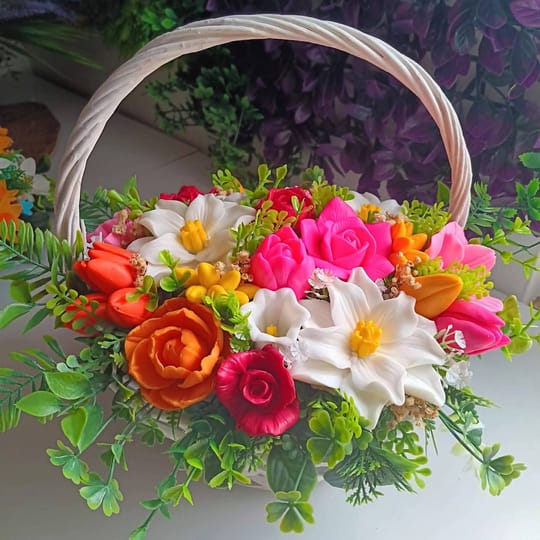 Кошница пълна с Ароматни Цветя "Цветове"