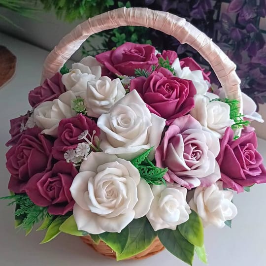 Кошница с Ароматни рози от глицеринов сапун 