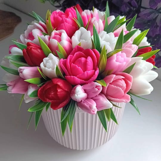 Ароматни лалета от глицеринов сапун в керамична кашпа 