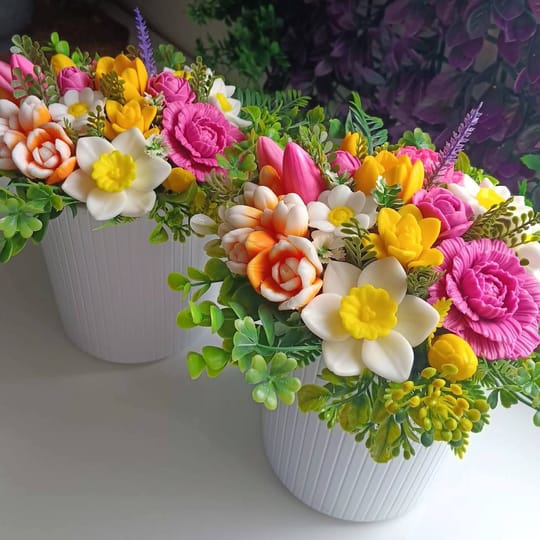 Ароматен букет в керамична кашпа "Нарцис"