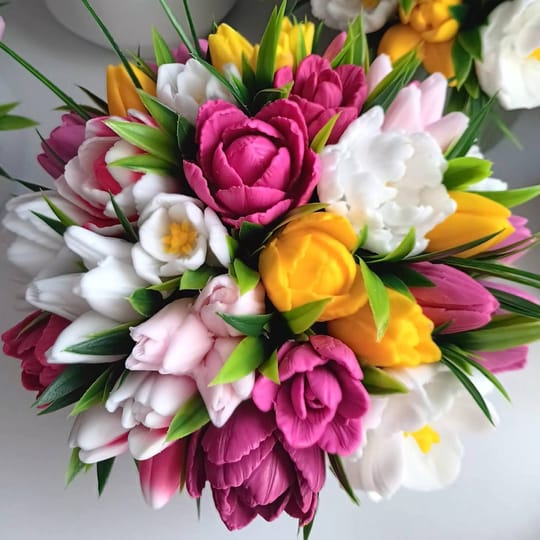 Ароматен букет от Глицеринов сапун в керамична кашпа "Лалетата"