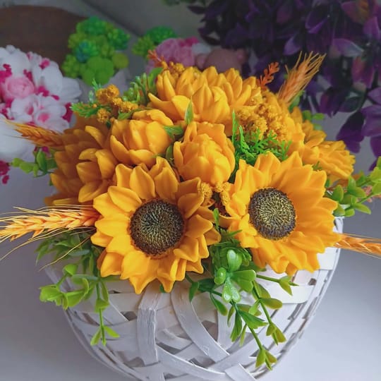 Букет в ратанова кашпа "Слънчогледи"