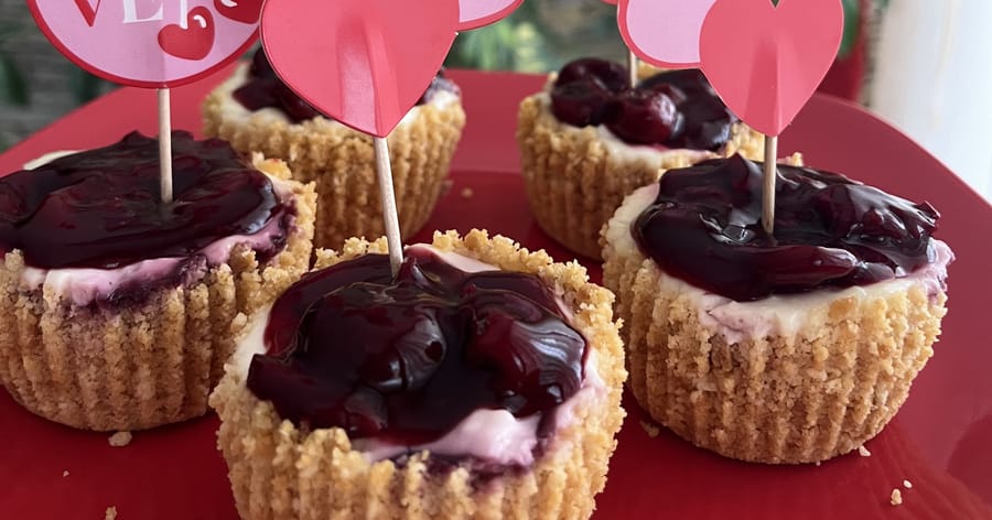 Мини чийзкейкчета за Свети Валентин – бърза и здравословна рецепта с вишни