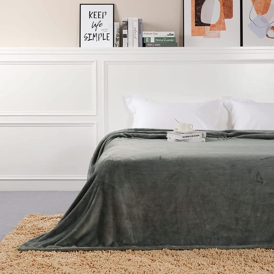 Пухкаво одеяло в сиво 150/210