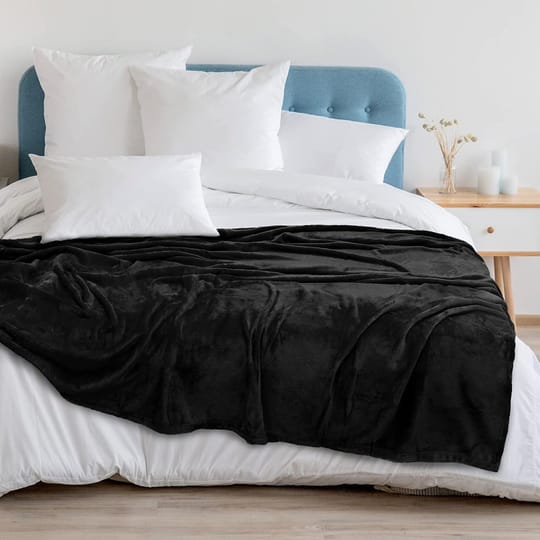 Пухкаво одеяло в черно  200/210