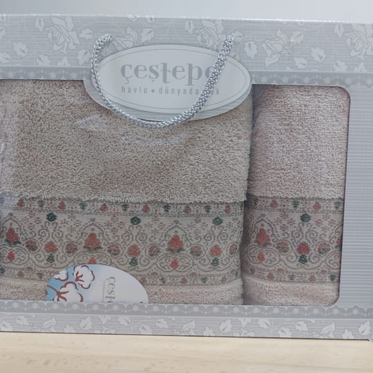 Комплект хавлиени кърпи с дизайн с бродерия