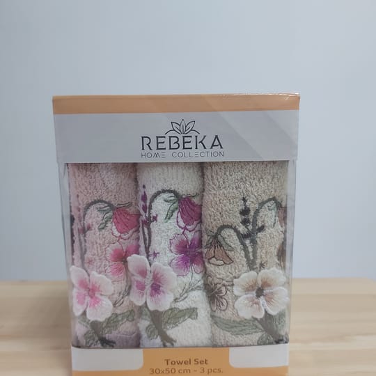 3 броя кърпи с бродерия ЦВЕТЯ в кутия