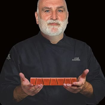 José Andrés в черно сако Torrons Vicens, с оранжево блокче турон в двете ръце