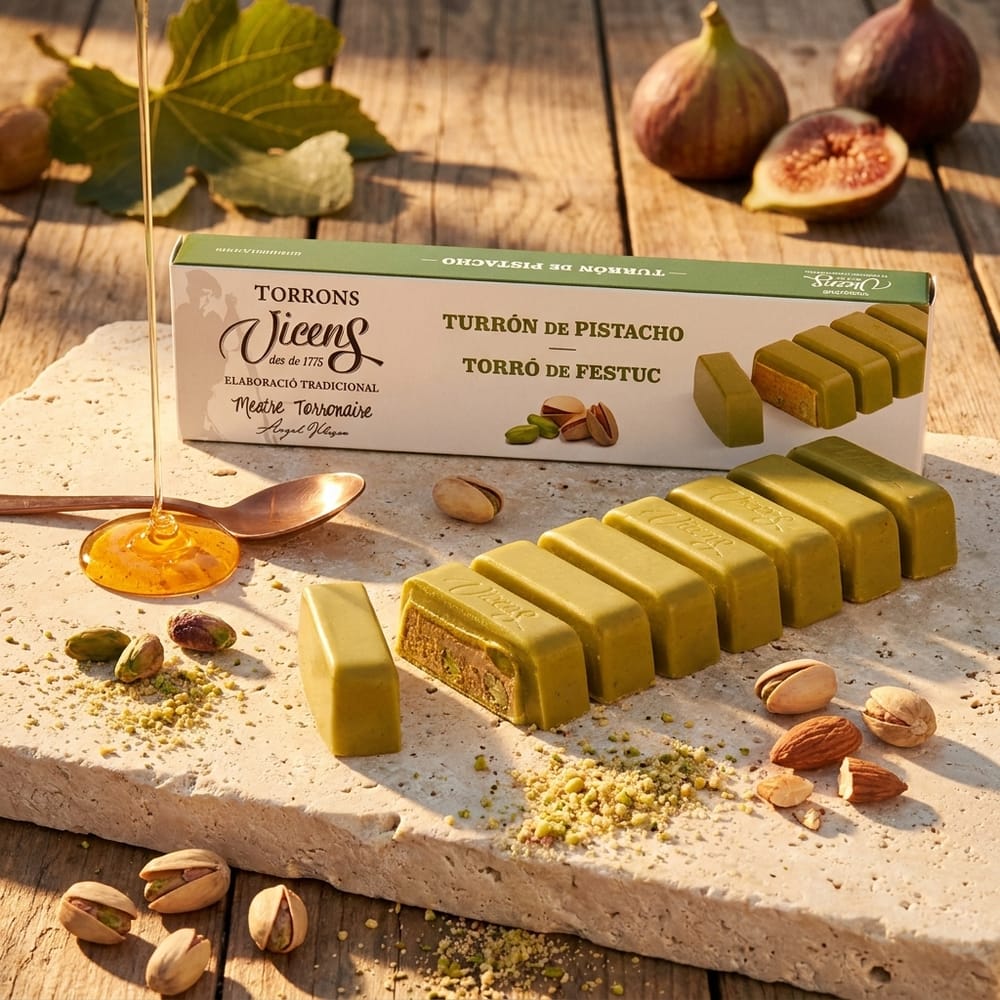 Кутия турон с шамфъстък Torrons Vicens и нарязани блокчета върху варовиков плот, с мед и шамфъстък наоколо