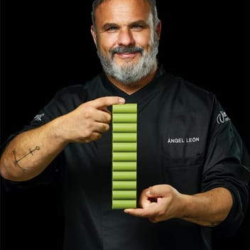 Ángel León в черно сако Torrons Vicens, с блокче турон в ръка