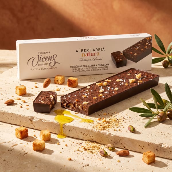 Кутия турон Pan, Aceite y Chocolate на Torrons Vicens и тъмно шоколадово блокче с хрупкав хляб и морска сол на варовиков плот