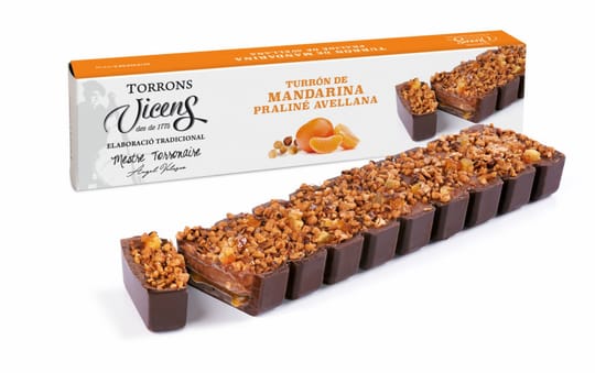 Турон - "MANDARINA PRALINÉ AVELLANA " Фина лешникова пралина с карамел от мандарини, покрит с тъмен шоколад и декориран с хрупкави карамелизирани лешници. ÁNGEL VELASCO 300g.