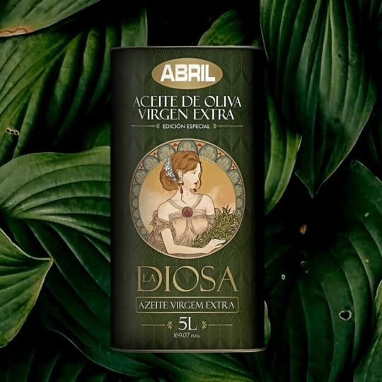 Тенекия La Diosa сред големи зелени листа