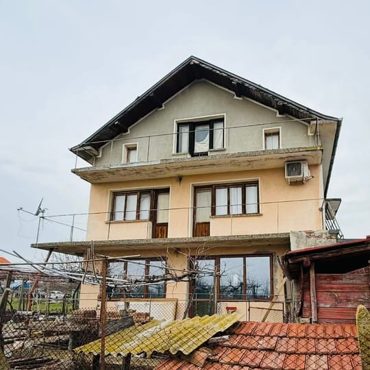 Продава се двуетажна еднофамилна вилна сграда