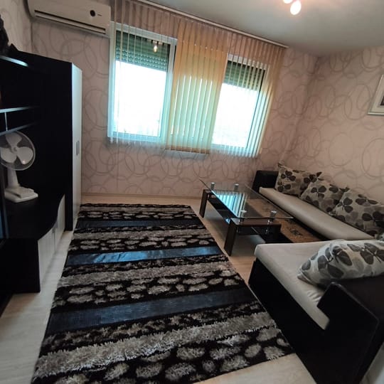 🏡 Двустаен апартамент с три отделни помещения в кв. Три чучура - юг