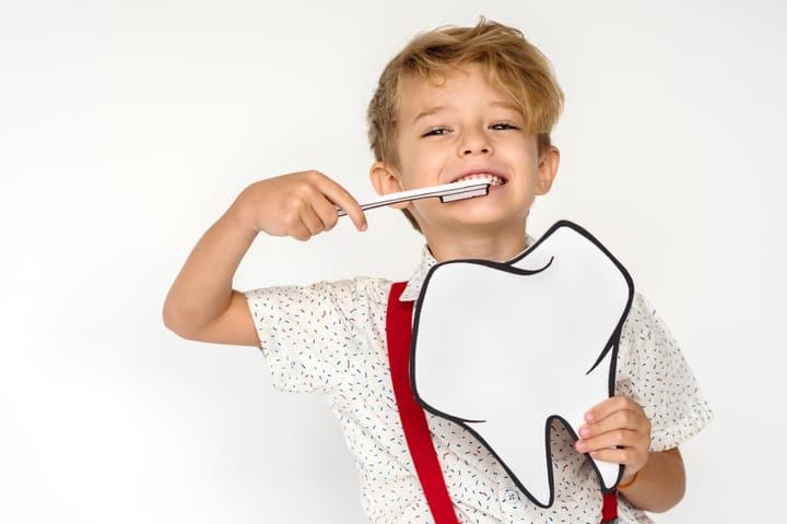 kid brushing teeths