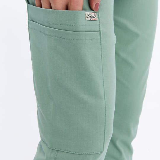 бадемово зелен