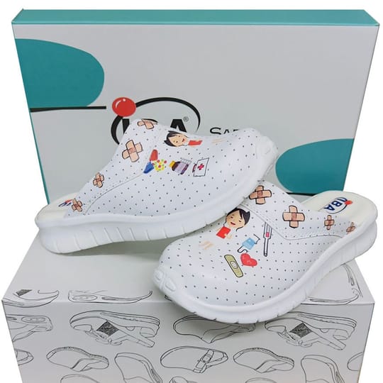 бели обувки