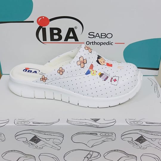 бели обувки