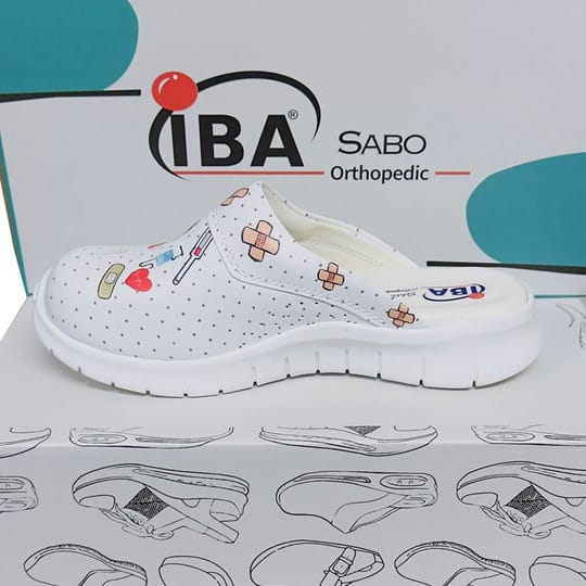 бели обувки