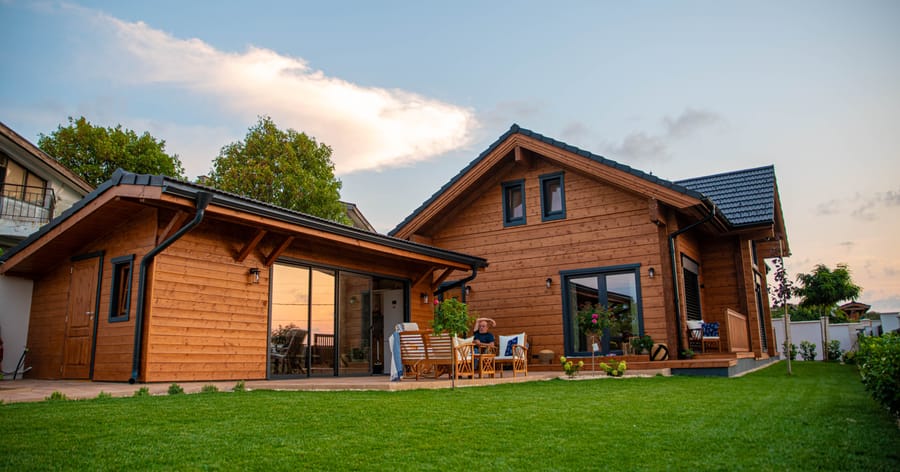 Защо къщите от лепени греди са предпочитан избор в съвременното строителство?