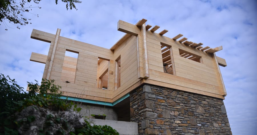 Как се произвеждат сглобяемите комплекти за дървени къщи?