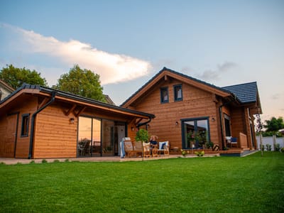 Защо къщите от лепени греди са предпочитан избор в съвременното строителство?