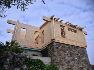 Как се произвеждат сглобяемите комплекти за дървени къщи?