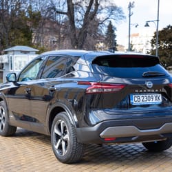 Black Nissan Qashqai