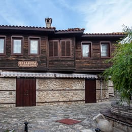 32.1 Къща на Агатоника Матакиева и 32.2. Къща на Никола и Щерю Матакиеви