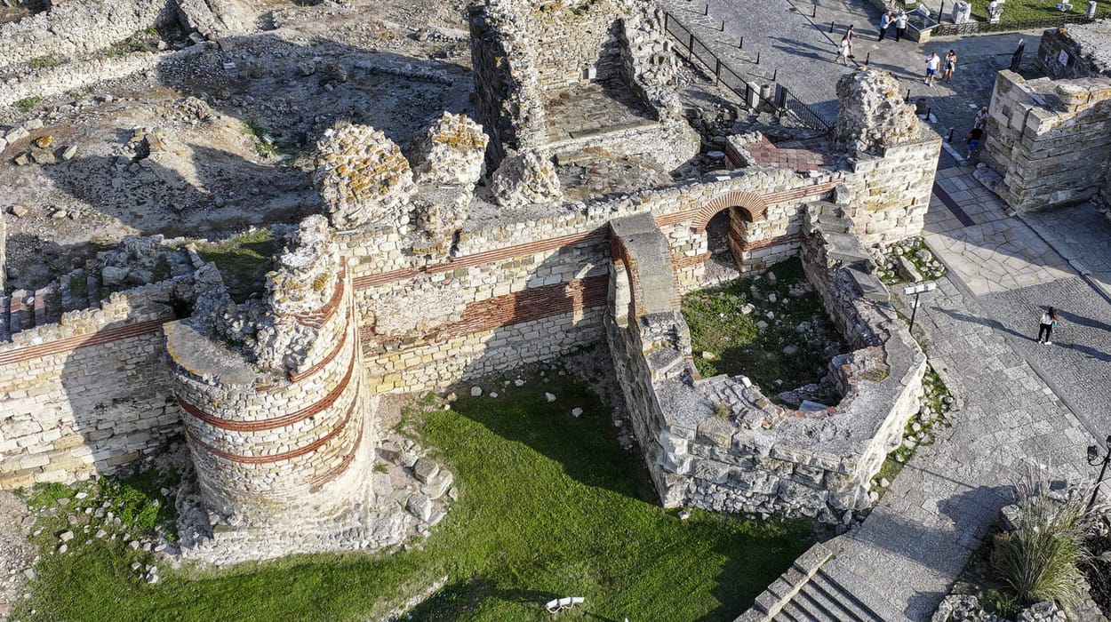 Останки от крепостната стена по крайбрежието на полуострова, фотография: Владимир Алексеев