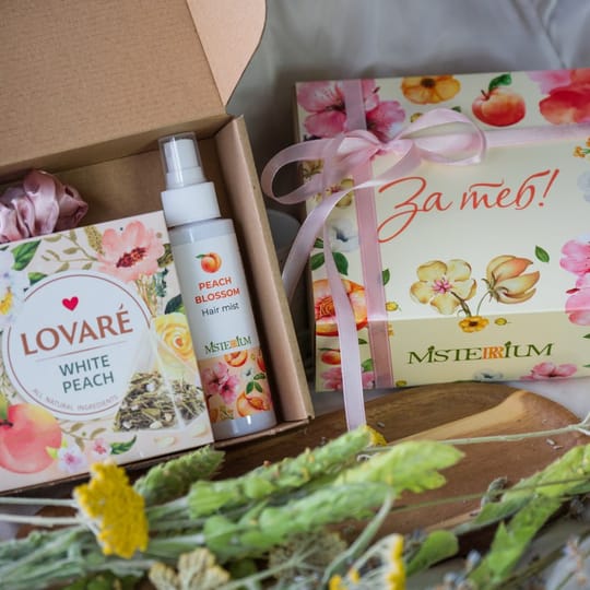Подаръчна кутия „ЗА ТЕБ!“ – Peach Blossom грижа за коса и бял чай с праскова
