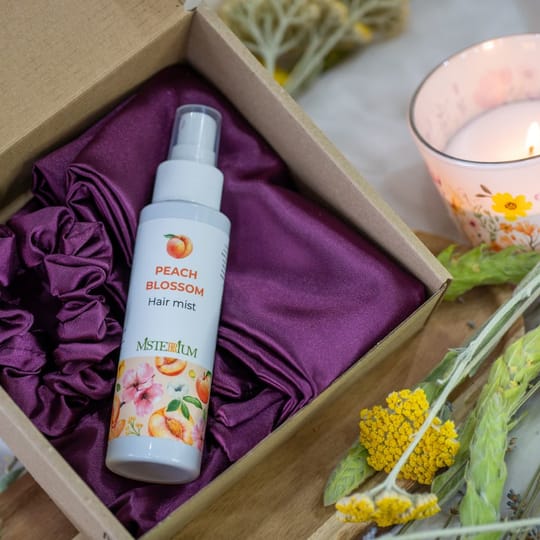 Комплект Hair Mist Peach Bloom + сатенена калъфка – грижа, защита и лукс за косата