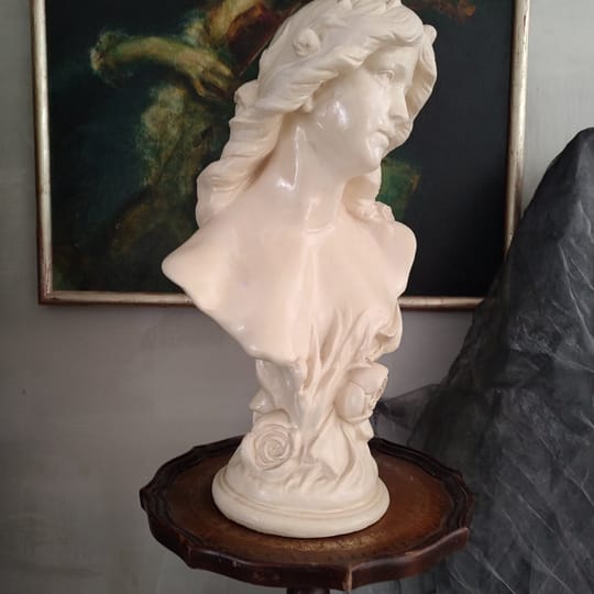 Антикварен декоративен бюст – класическа женска фигура 