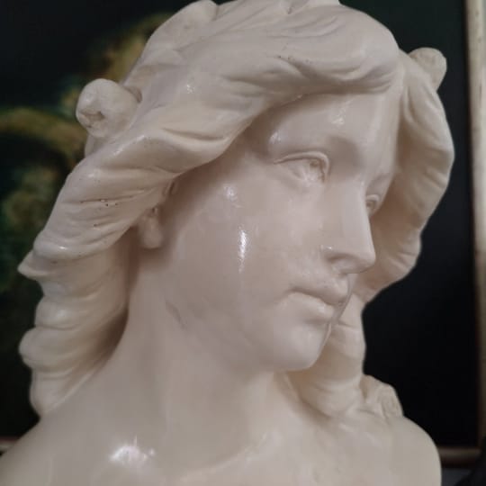 Антикварен декоративен бюст – класическа женска фигура 