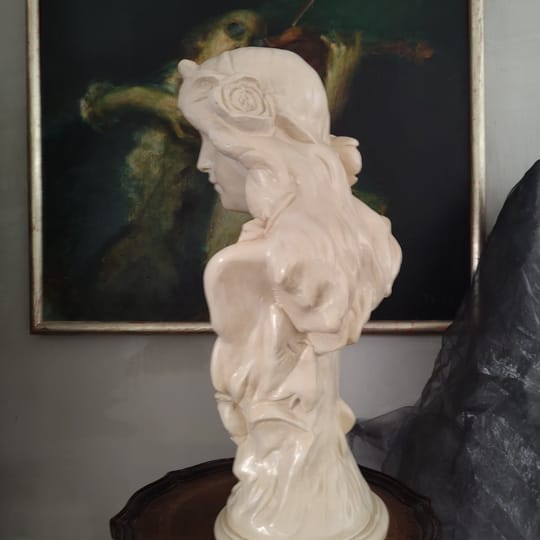 Антикварен декоративен бюст – класическа женска фигура 