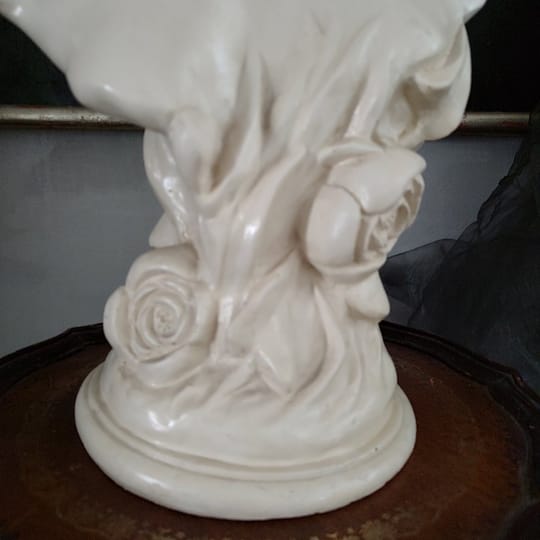 Антикварен декоративен бюст – класическа женска фигура 