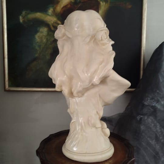 Антикварен декоративен бюст – класическа женска фигура 