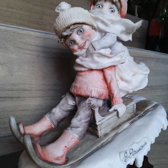 Деца се пързалят статуетка