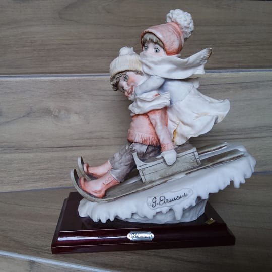 Деца се пързалят с шейна