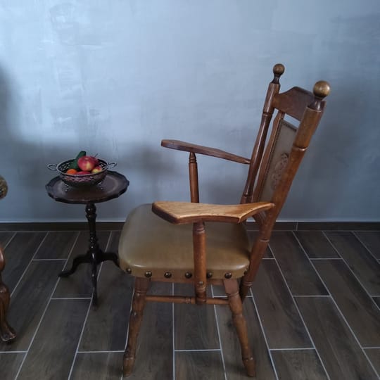 масивен дървен стол