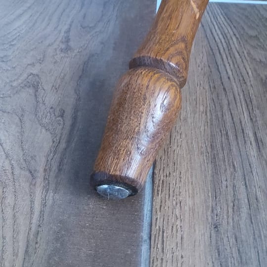 масивен дървен стол