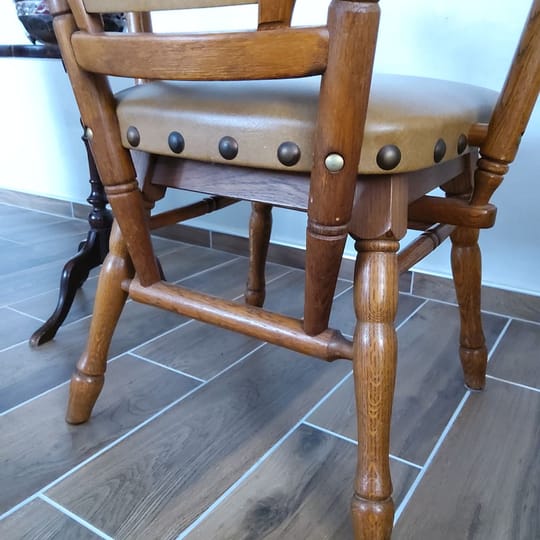 масивен дървен стол